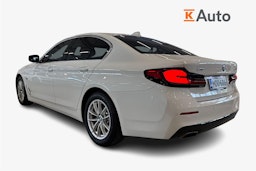 valkoinen BMW 545 2021 kuva 2.