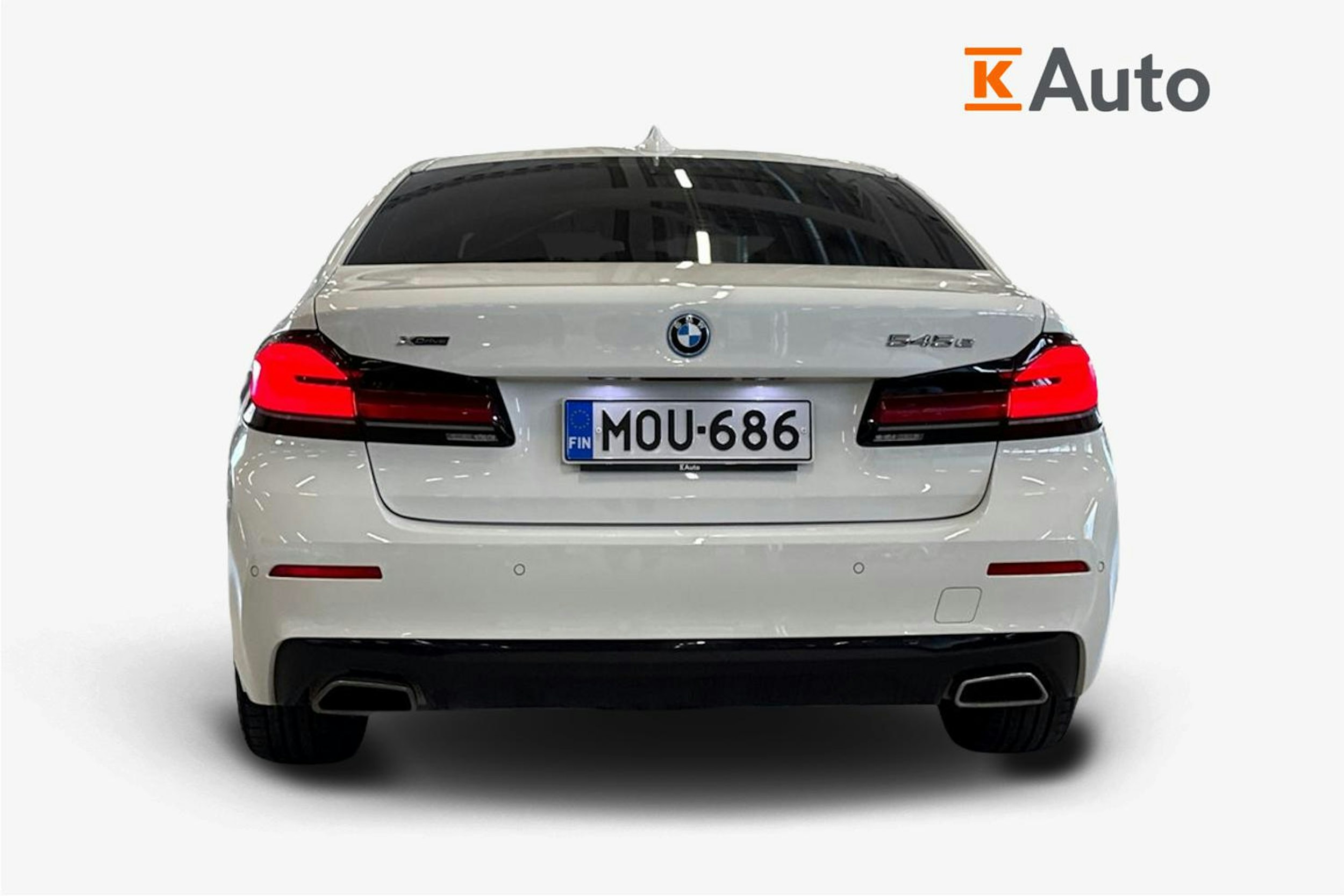 valkoinen BMW 545 2021 kuva 3.