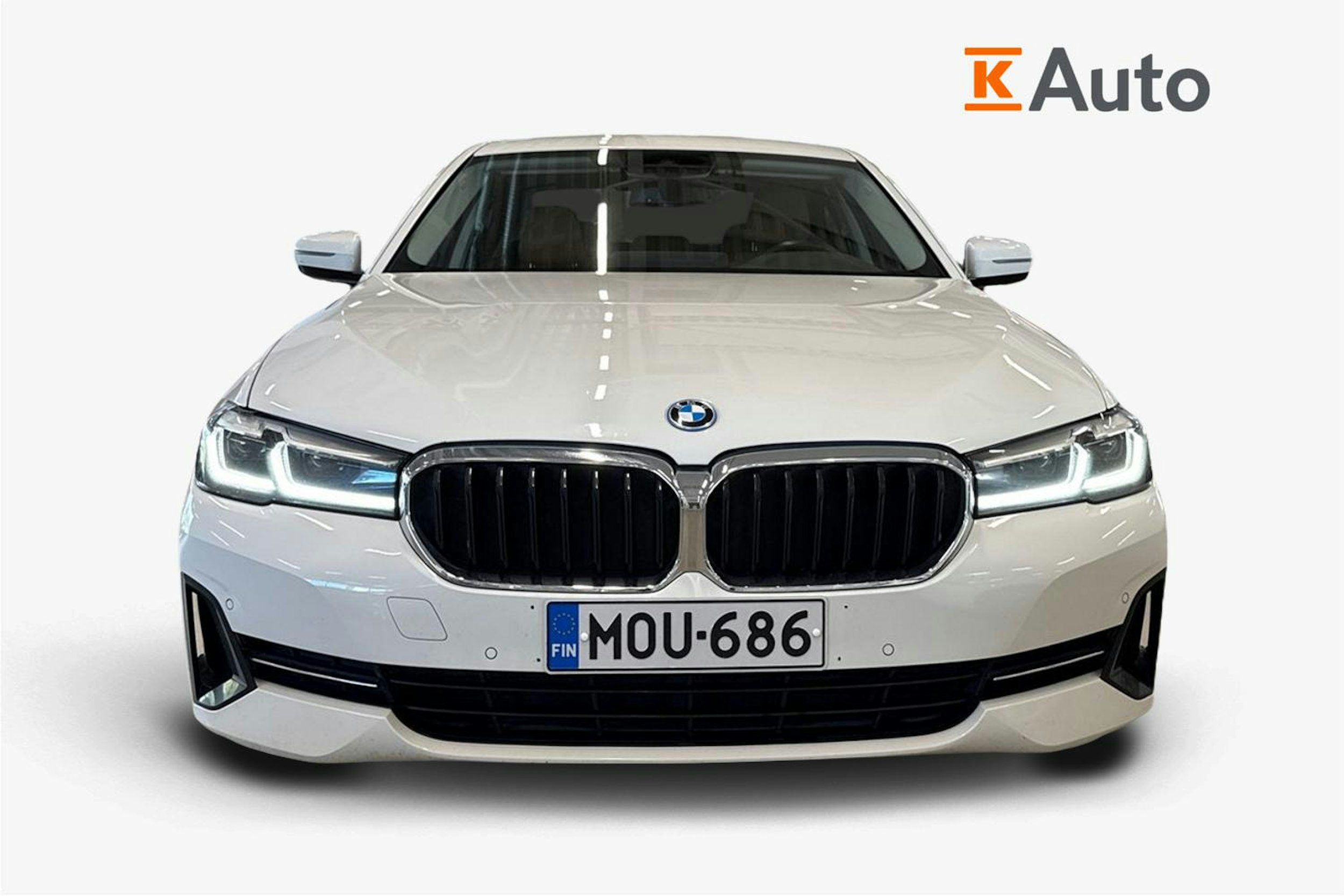 valkoinen BMW 545 2021 kuva 5.