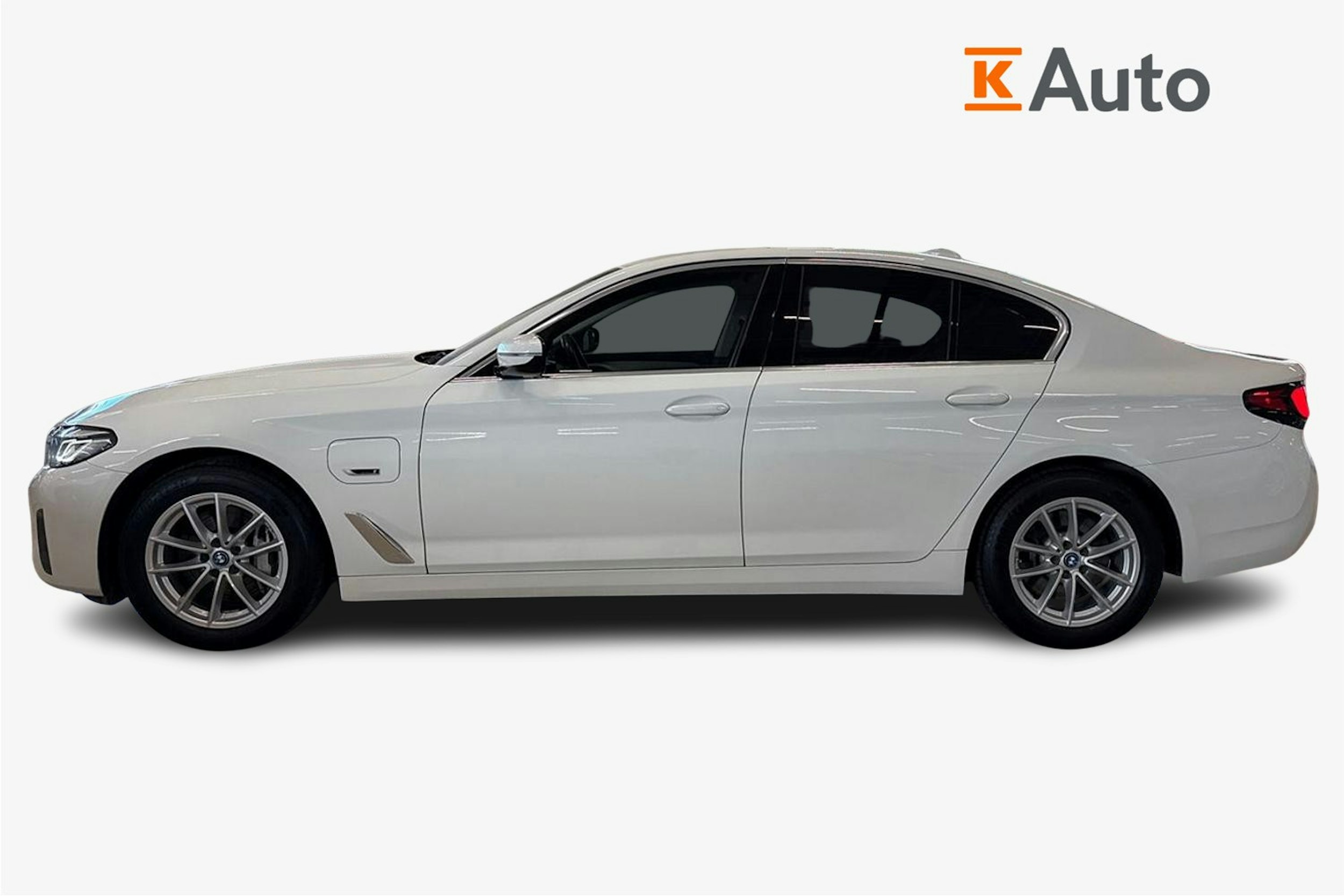 valkoinen BMW 545 2021 kuva 6.