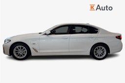 valkoinen BMW 545 2021 kuva 6.
