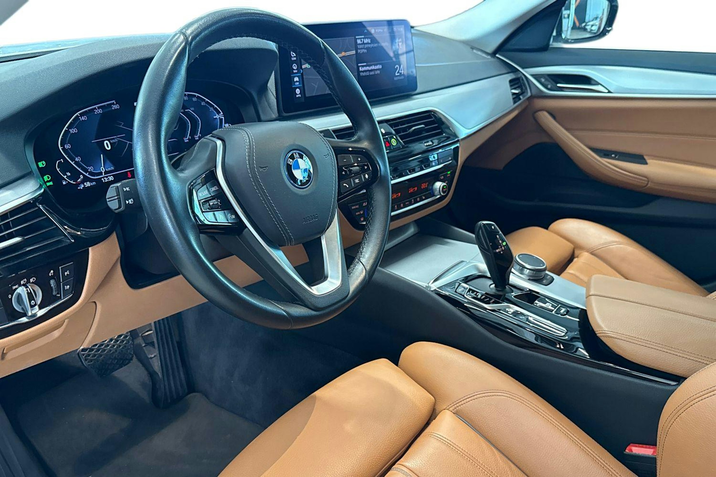 valkoinen BMW 545 2021 kuva 7.