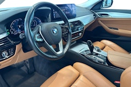 valkoinen BMW 545 2021 kuva 7.