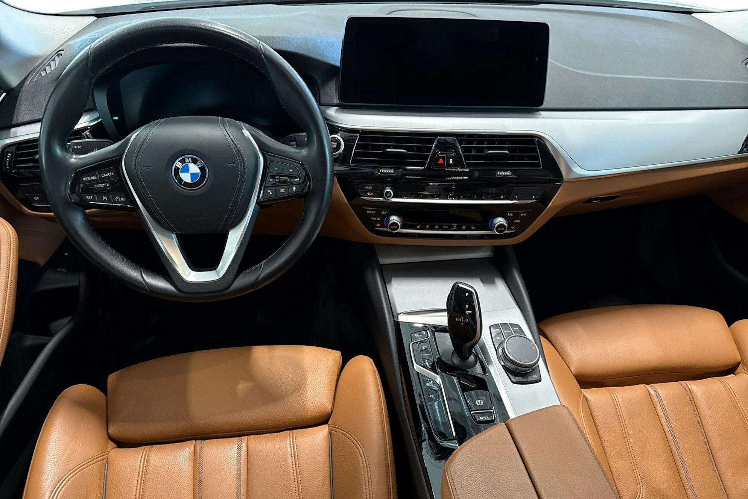 valkoinen BMW 545 2021 kuva 9.