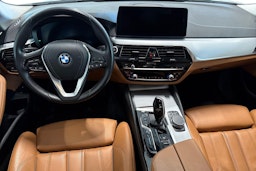 valkoinen BMW 545 2021 kuva 9.