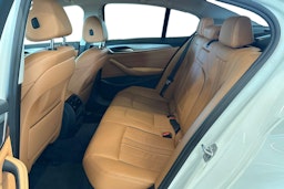 valkoinen BMW 545 2021 kuva 10.