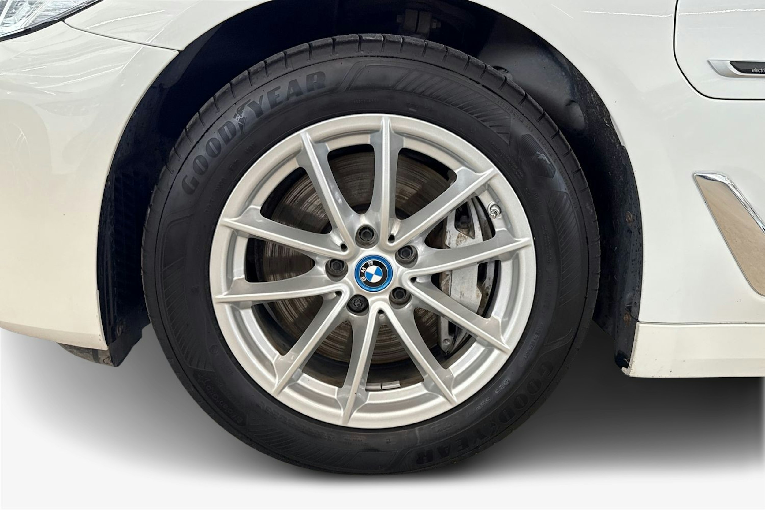 valkoinen BMW 545 2021 kuva 11.