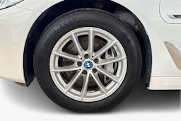 valkoinen BMW 545 2021 kuva 11.