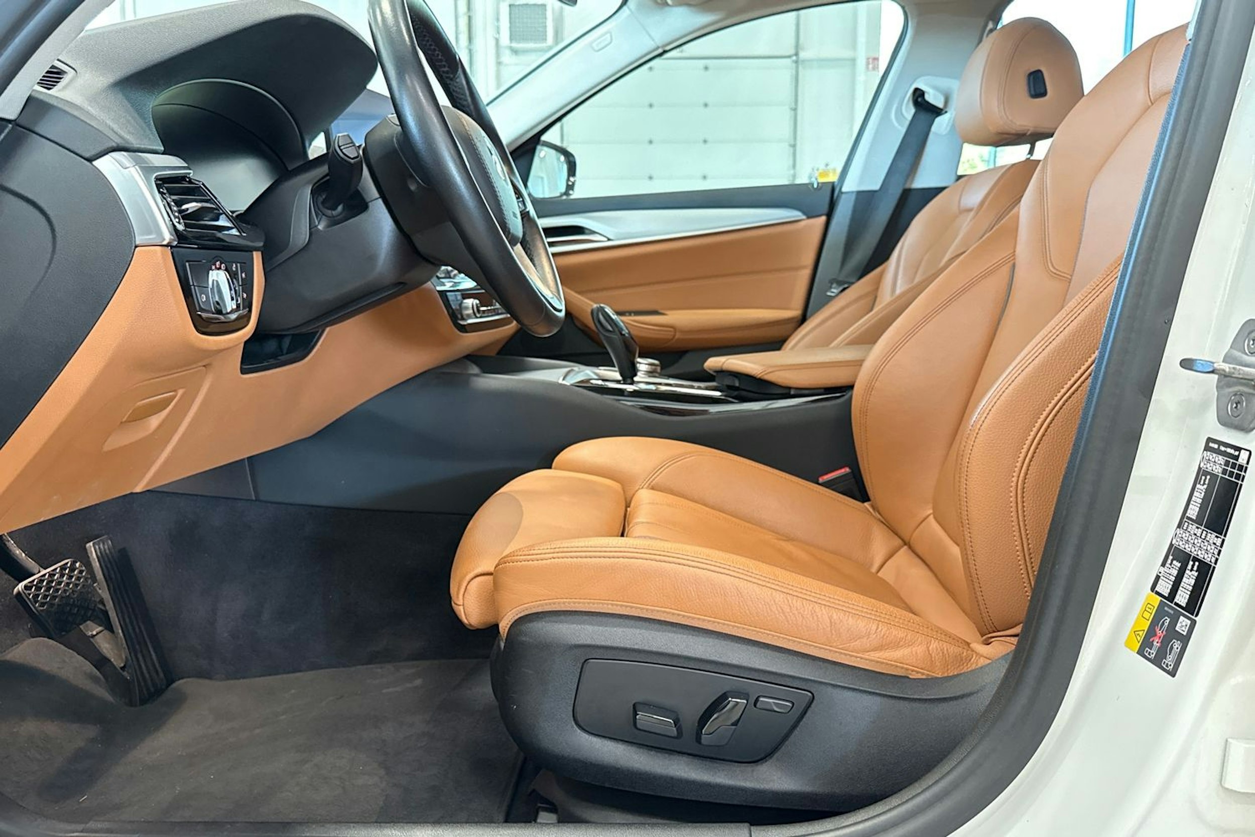valkoinen BMW 545 2021 kuva 16.