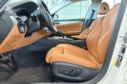 valkoinen BMW 545 2021 kuva 16.