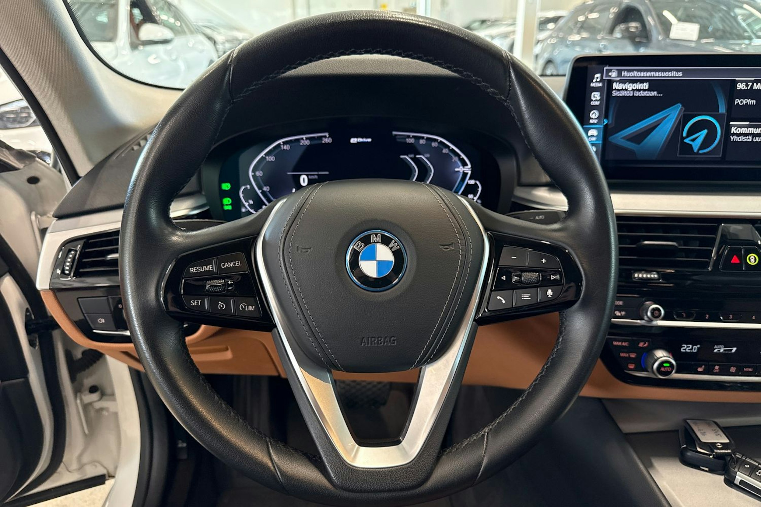valkoinen BMW 545 2021 kuva 17.