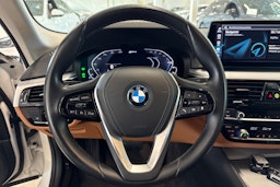 valkoinen BMW 545 2021 kuva 17.
