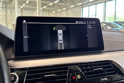 valkoinen BMW 545 2021 kuva 21.
