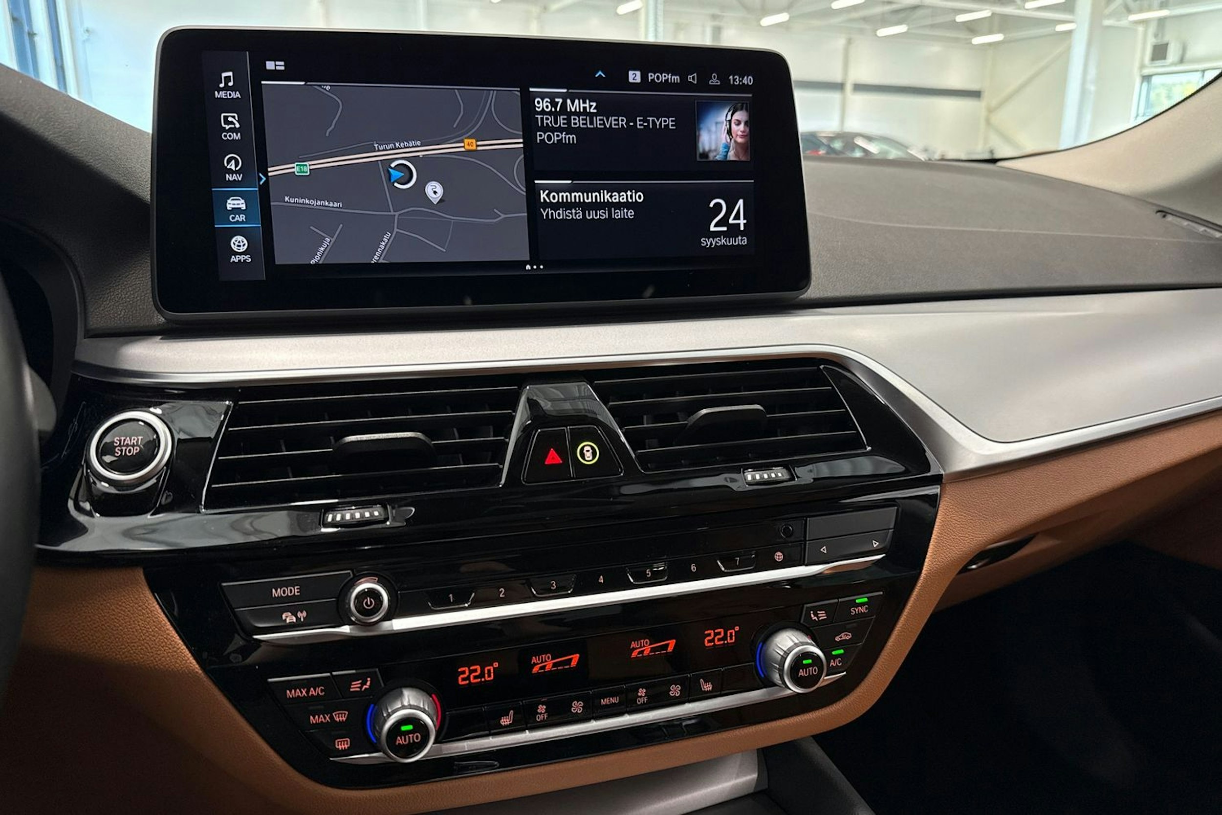 valkoinen BMW 545 2021 kuva 24.