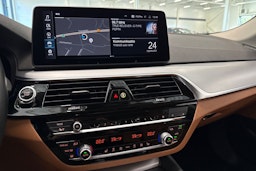 valkoinen BMW 545 2021 kuva 24.