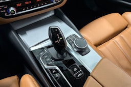 valkoinen BMW 545 2021 kuva 25.