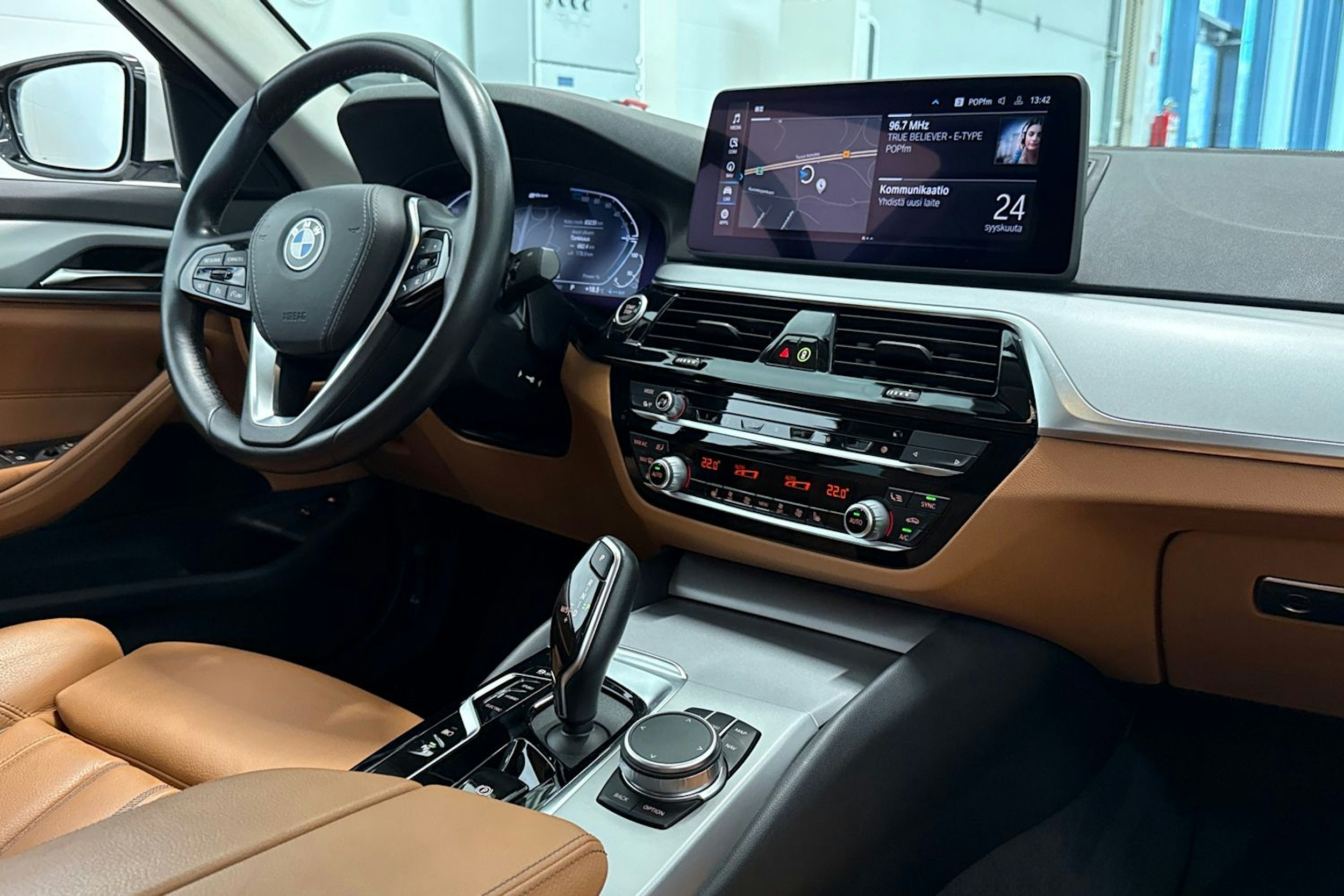 valkoinen BMW 545 2021 kuva 27.