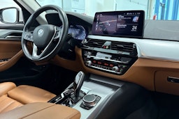 valkoinen BMW 545 2021 kuva 27.
