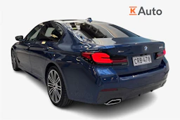 sininen BMW 545 2022 kuva 2.