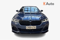 sininen BMW 545 2022 kuva 4.