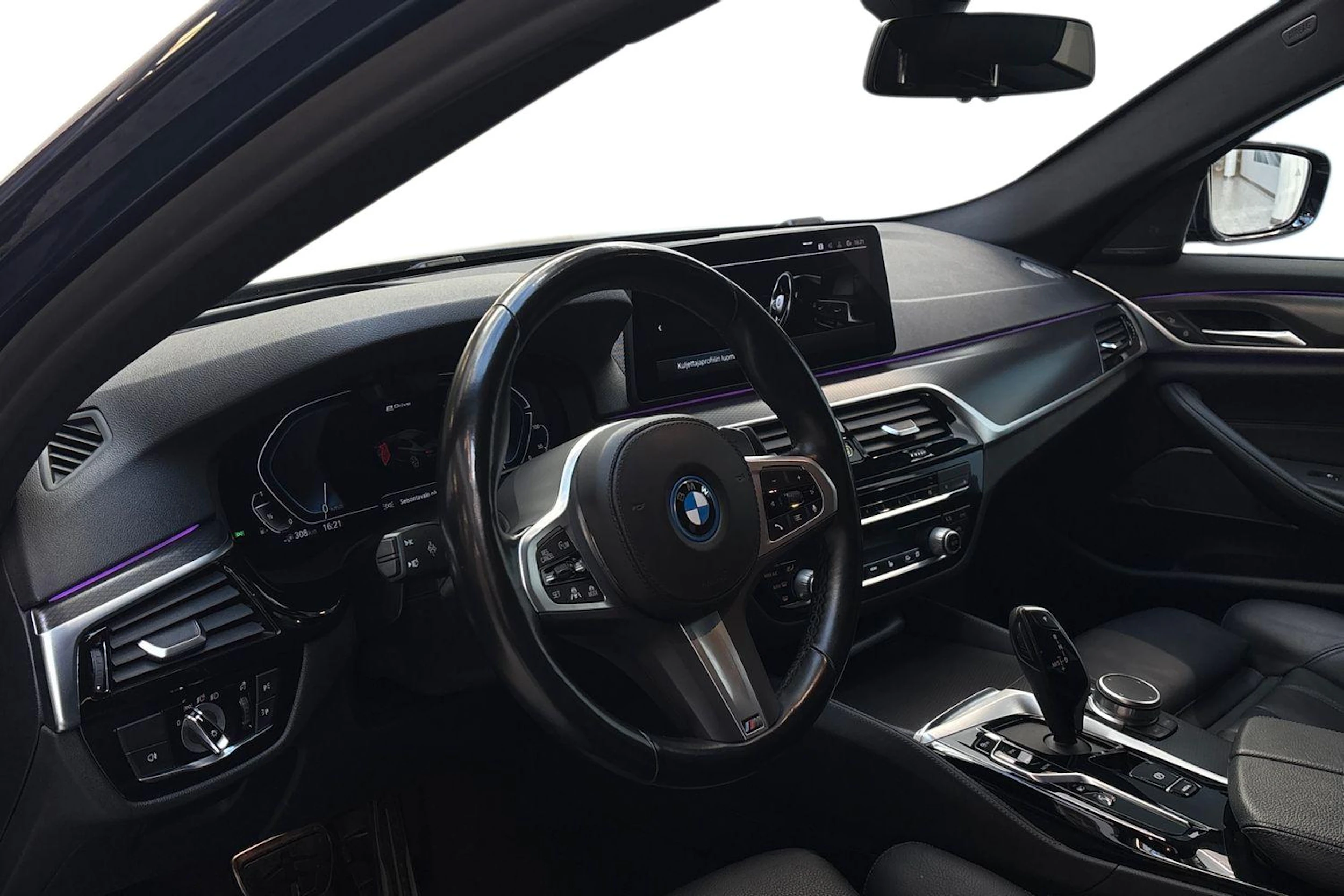 sininen BMW 545 2022 kuva 6.