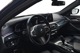 sininen BMW 545 2022 kuva 6.