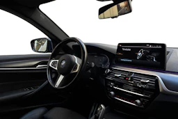 sininen BMW 545 2022 kuva 7.