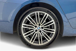 sininen BMW 545 2022 kuva 9.