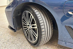 sininen BMW 545 2022 kuva 10.