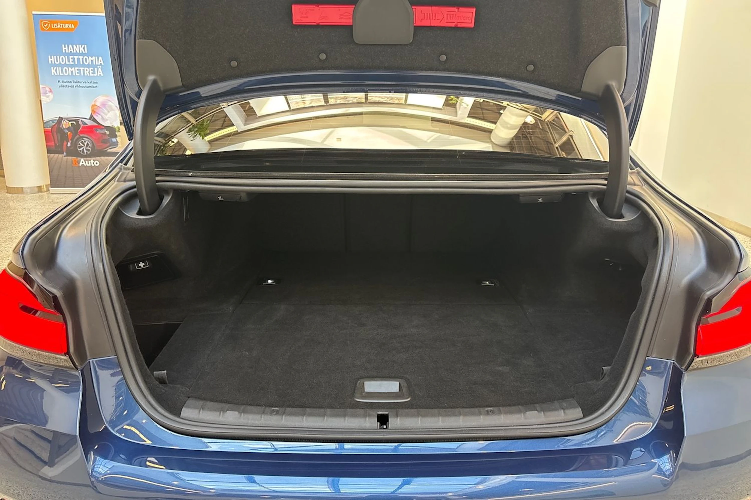 sininen BMW 545 2022 kuva 11.