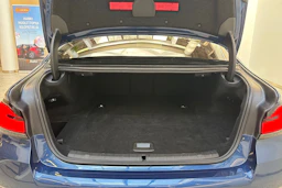 sininen BMW 545 2022 kuva 11.
