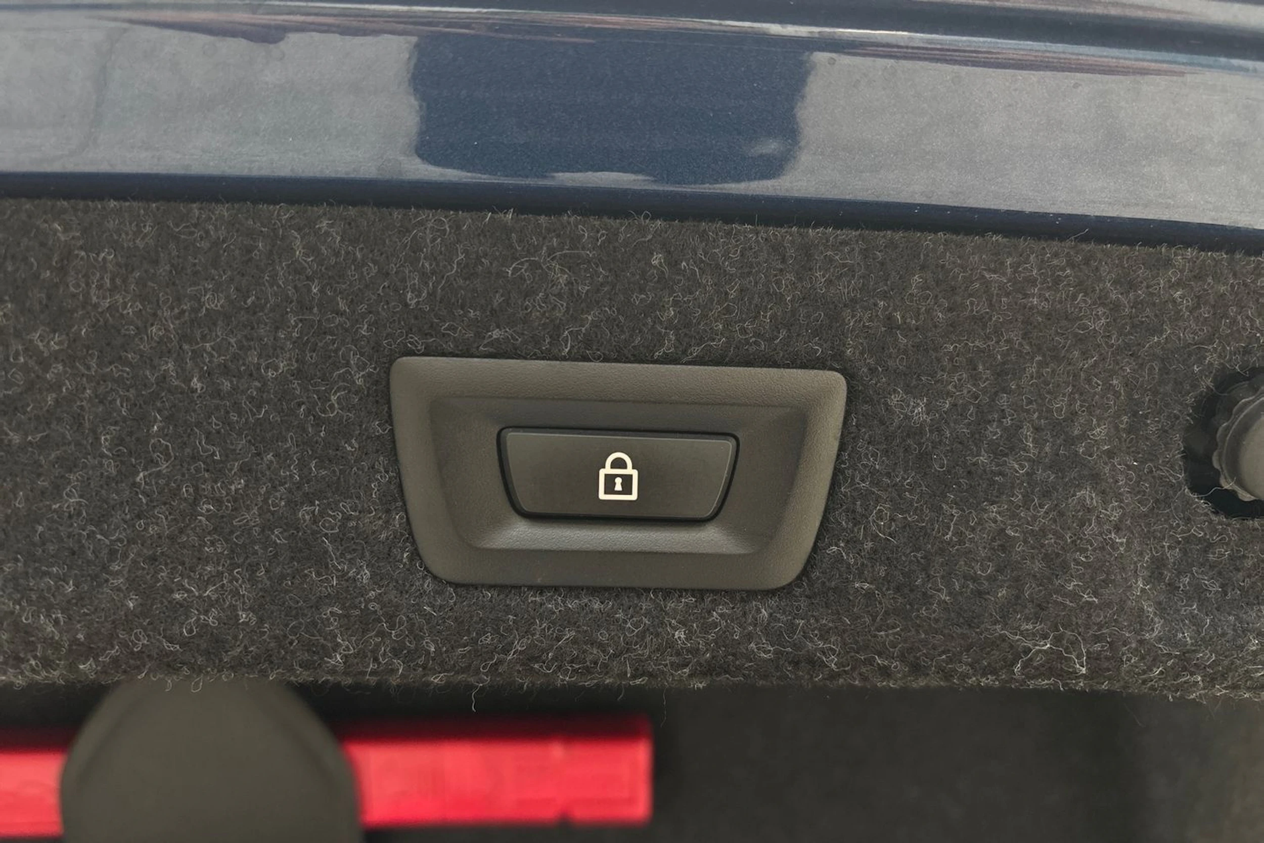 sininen BMW 545 2022 kuva 12.