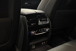 sininen BMW 545 2022 kuva 13.