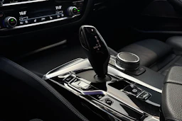 sininen BMW 545 2022 kuva 19.