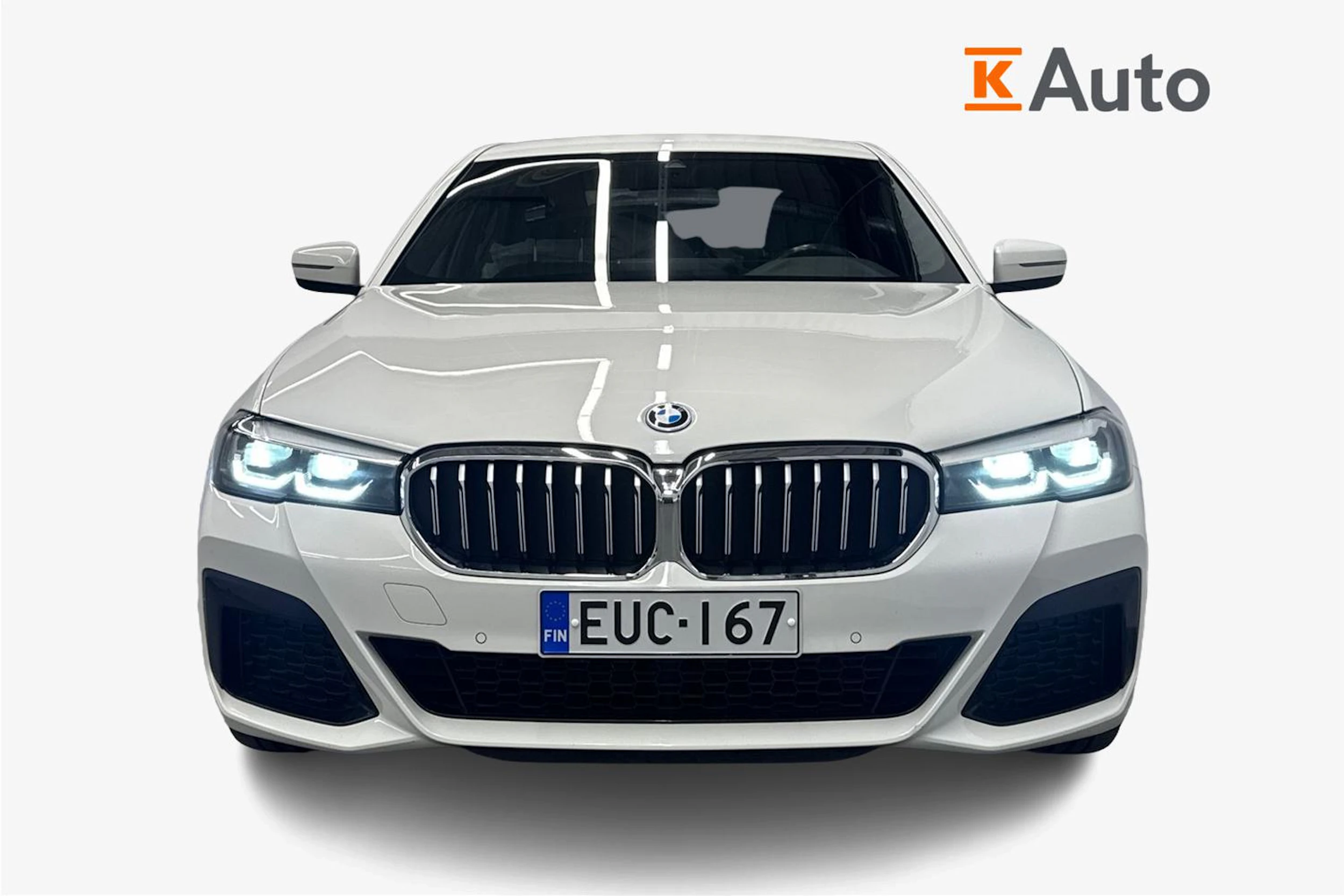 valkoinen BMW 545 2022 kuva 5.