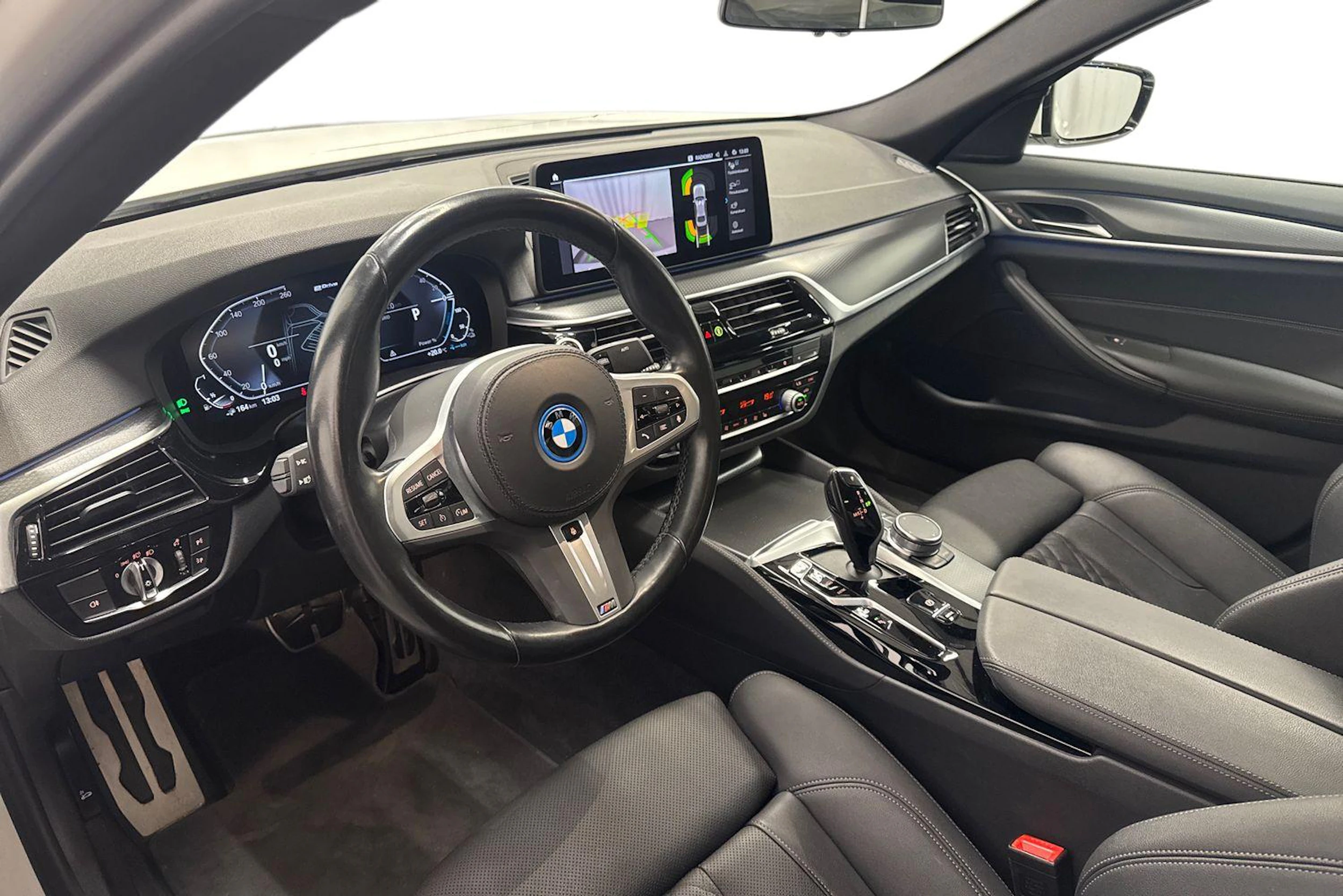 valkoinen BMW 545 2022 kuva 8.