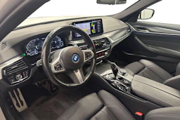 valkoinen BMW 545 2022 kuva 8.