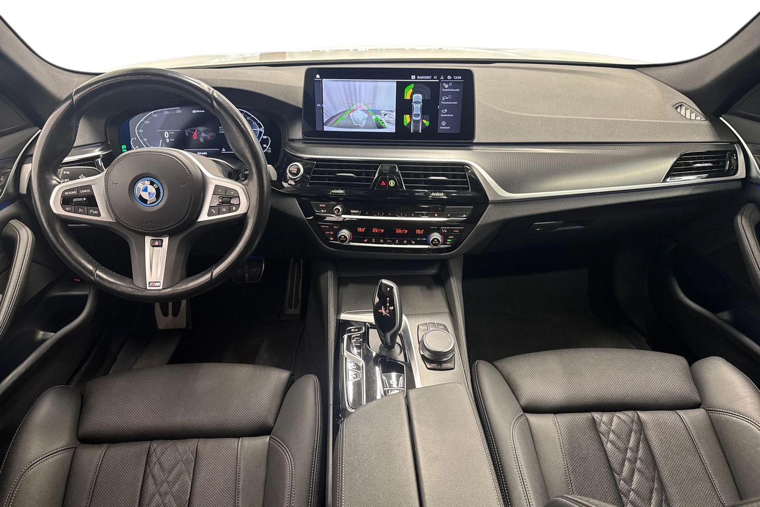 valkoinen BMW 545 2022 kuva 9.