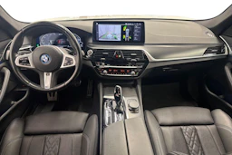 valkoinen BMW 545 2022 kuva 9.
