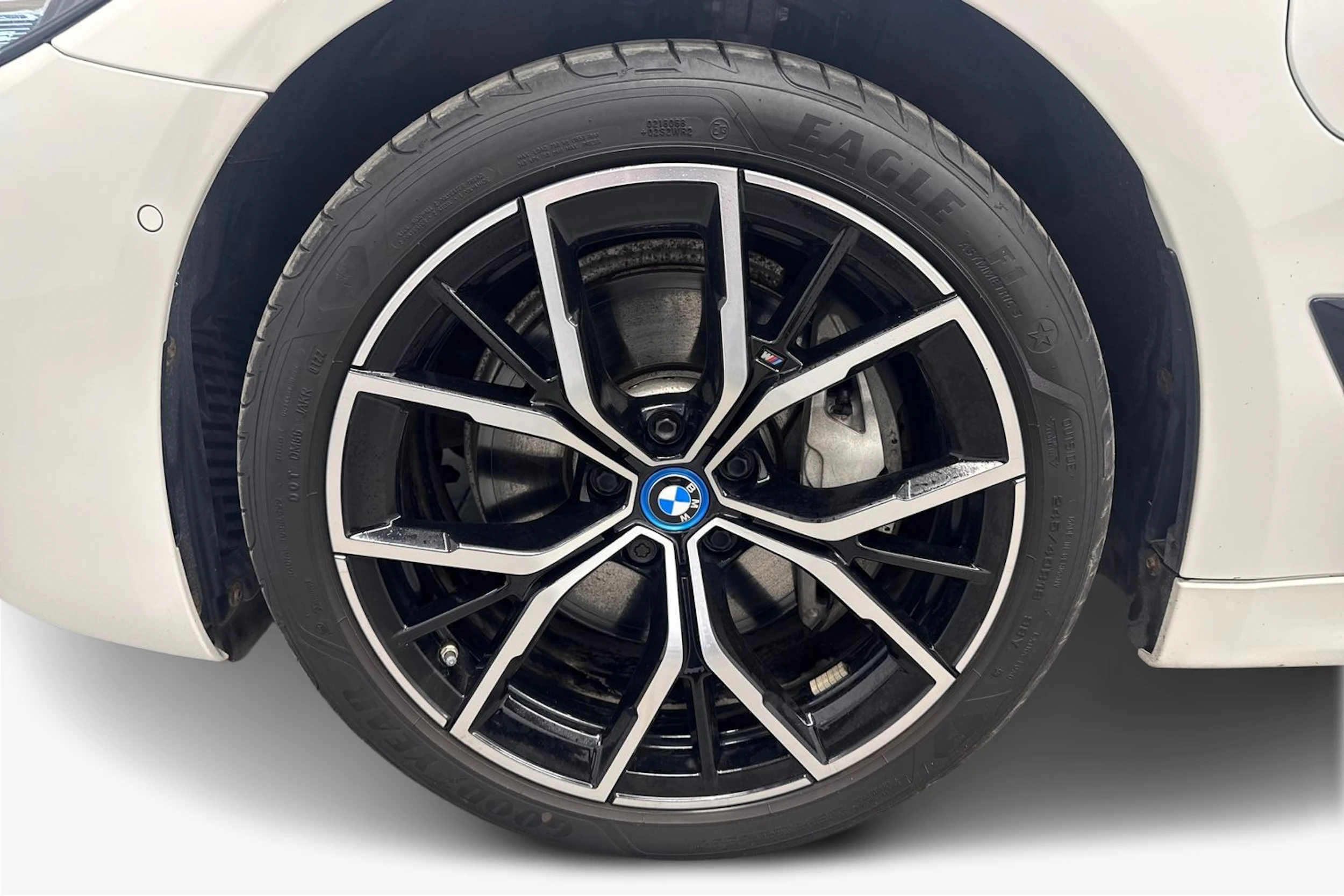 valkoinen BMW 545 2022 kuva 12.
