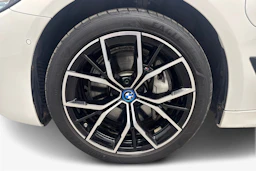 valkoinen BMW 545 2022 kuva 12.