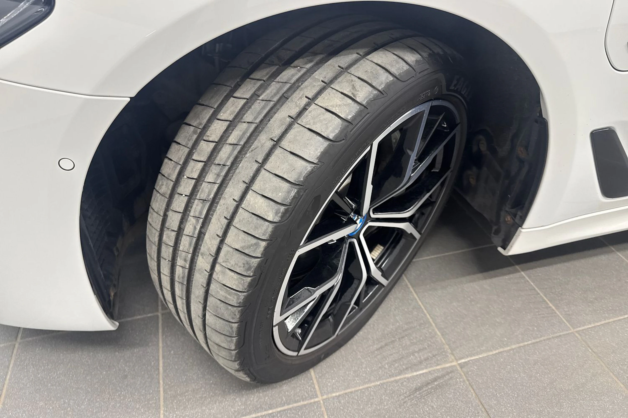 valkoinen BMW 545 2022 kuva 13.