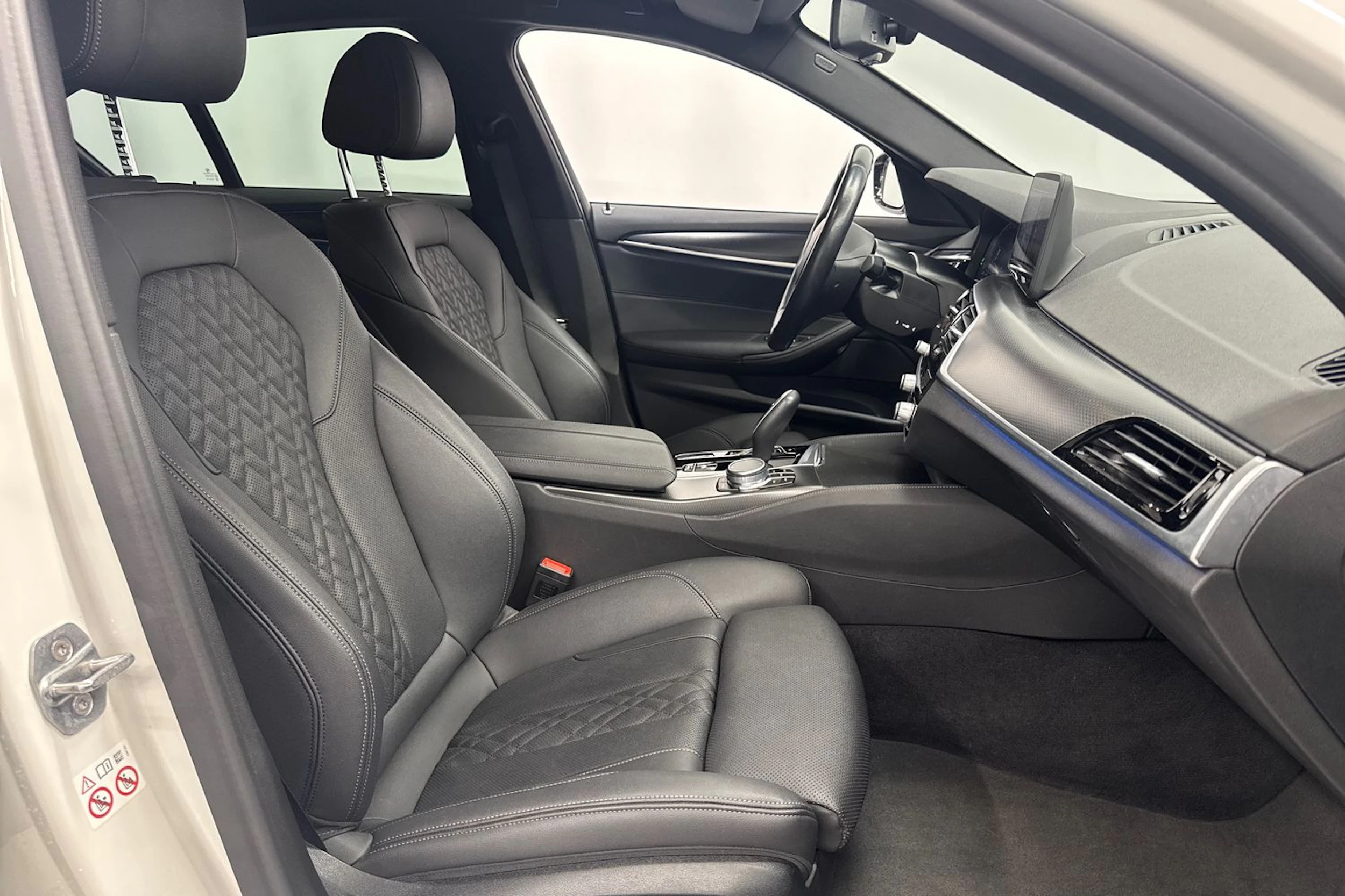 valkoinen BMW 545 2022 kuva 15.