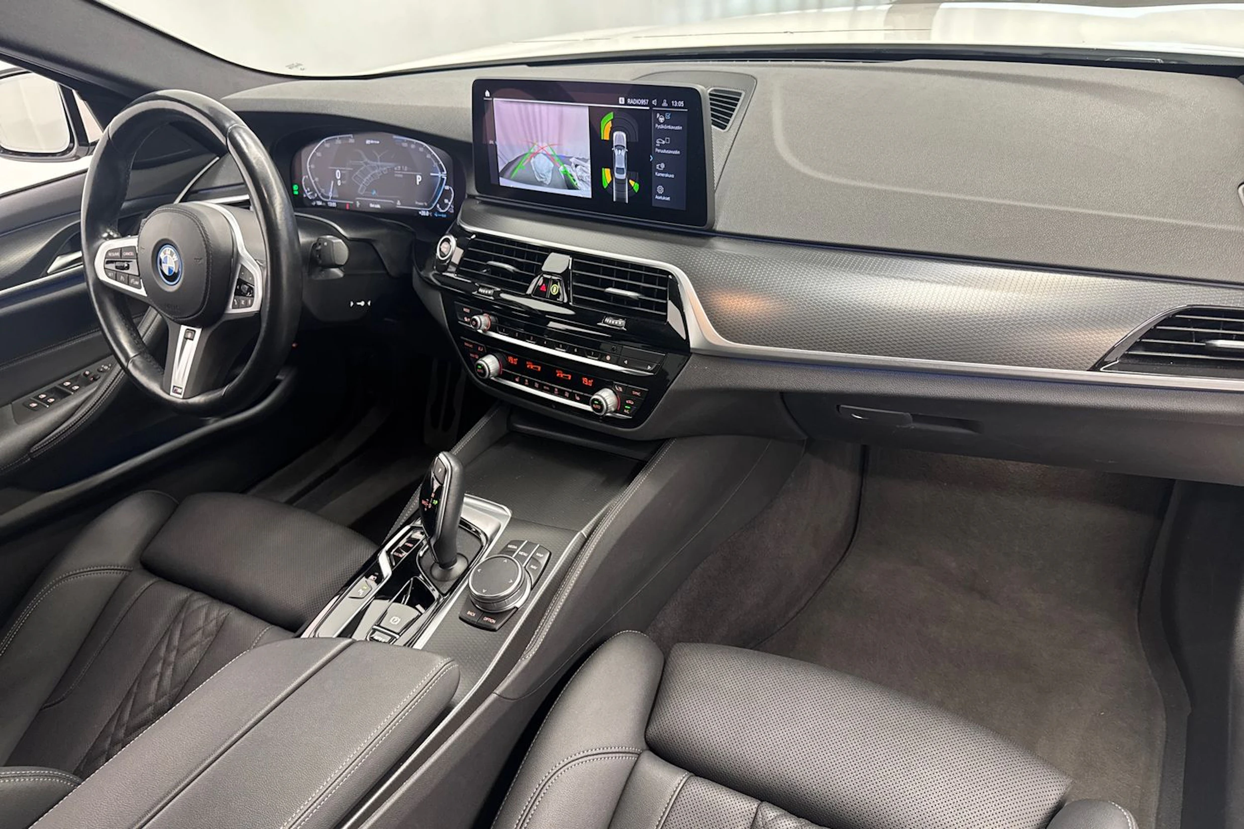 valkoinen BMW 545 2022 kuva 16.