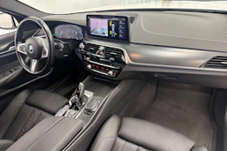 valkoinen BMW 545 2022 kuva 16.
