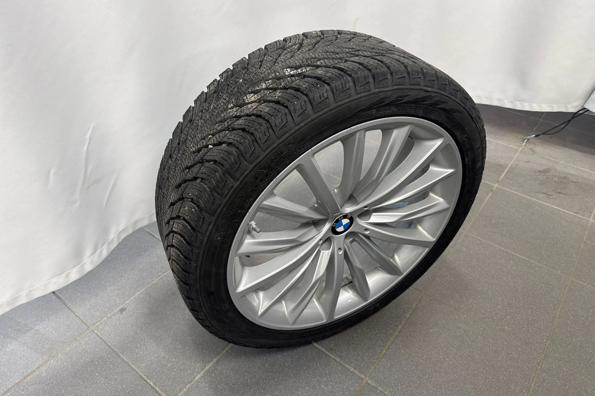 valkoinen BMW 545 2022 kuva 18.