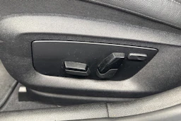 valkoinen BMW 545 2022 kuva 19.