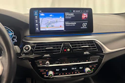 valkoinen BMW 545 2022 kuva 23.