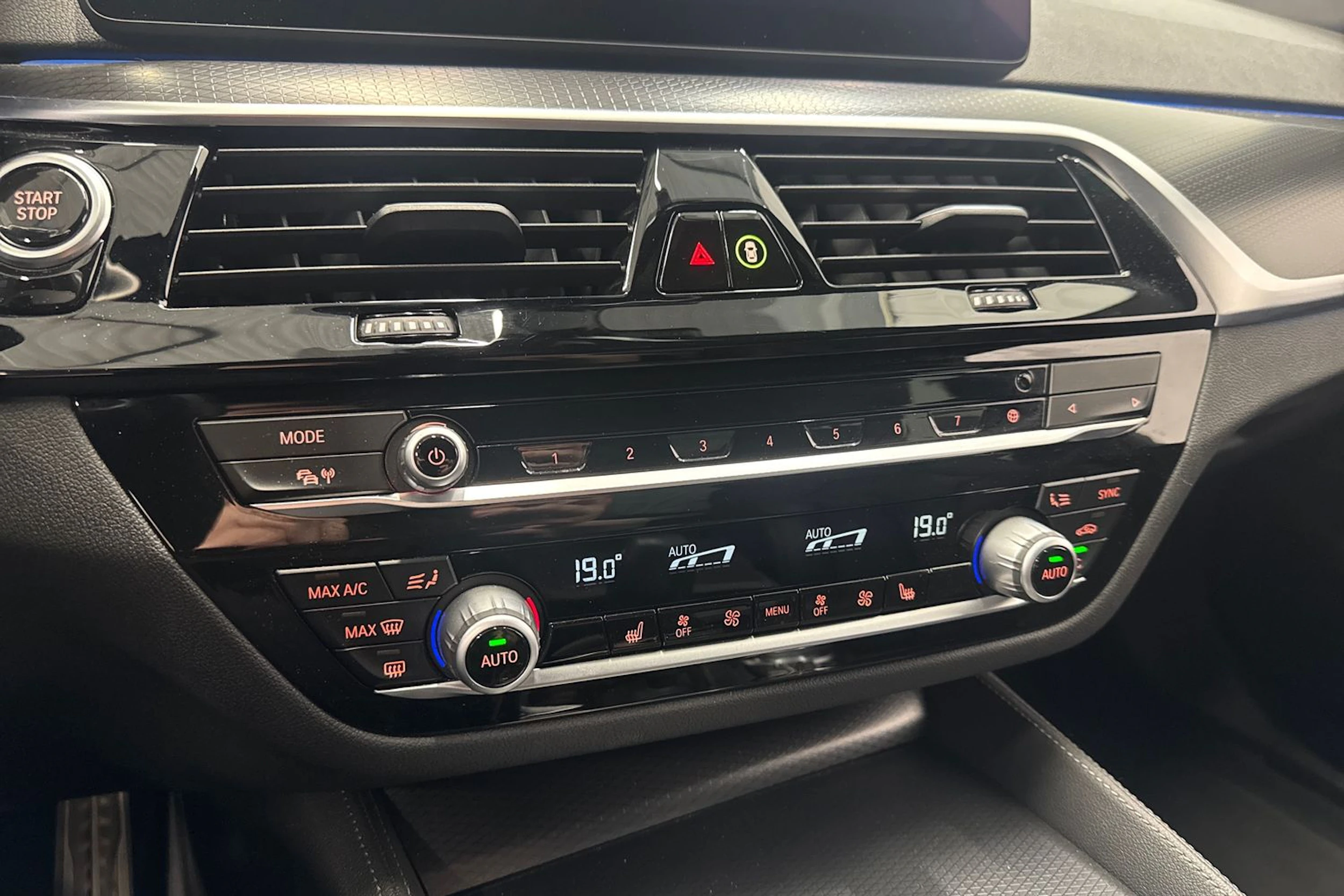 valkoinen BMW 545 2022 kuva 26.