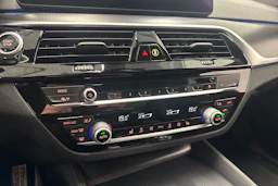 valkoinen BMW 545 2022 kuva 26.